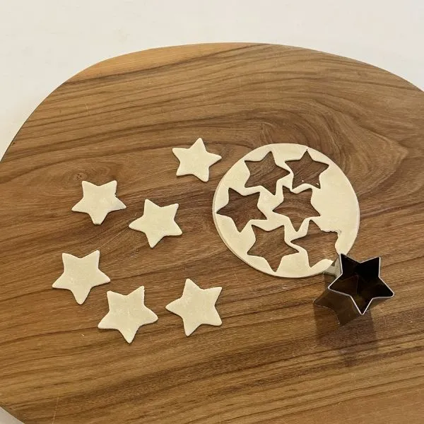 クッキー型で餃子の皮をくりぬいた写真（撮影：grape編集部）