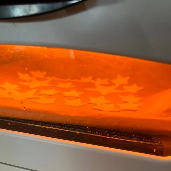 オーブントースターで餃子の皮を焼いている写真（撮影：grape編集部）