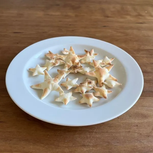 焼き上がったぱりぱりクラッカーの写真