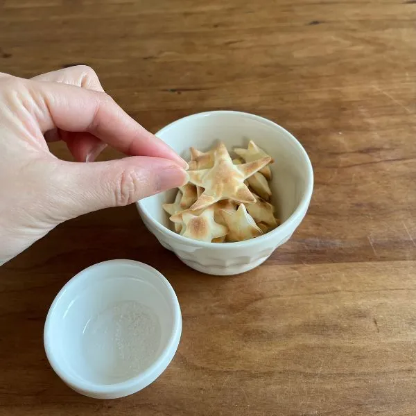 ぱりぱりクラッカーに塩を振る写真（撮影：grape編集部）