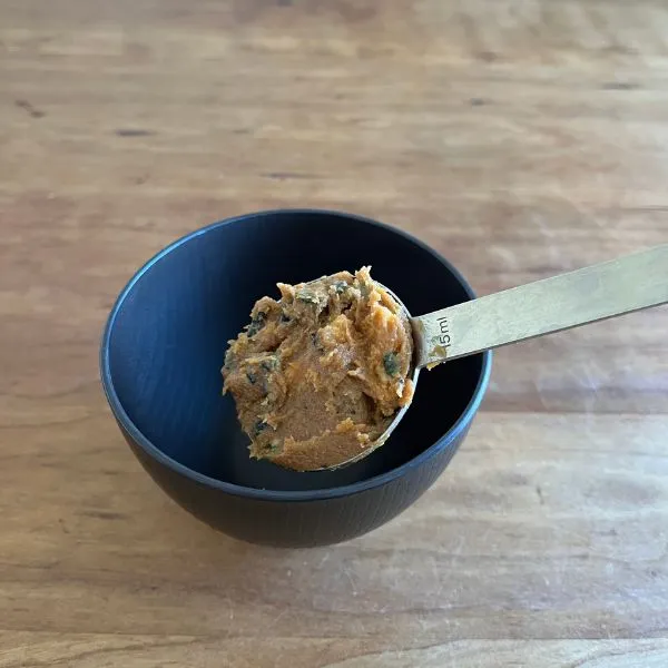 大さじ1杯の味噌を器に入れる写真（撮影：grape編集部）