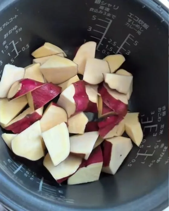 炊飯器にサツマイモを入れている様子