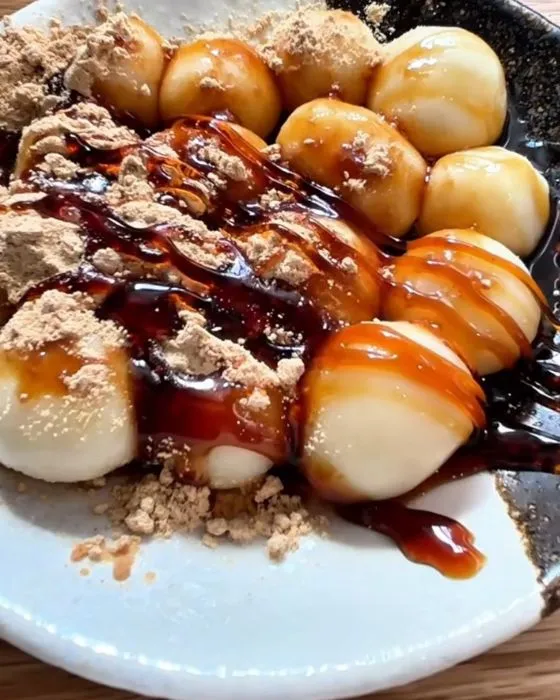 デーツシロップがかかった白玉団子