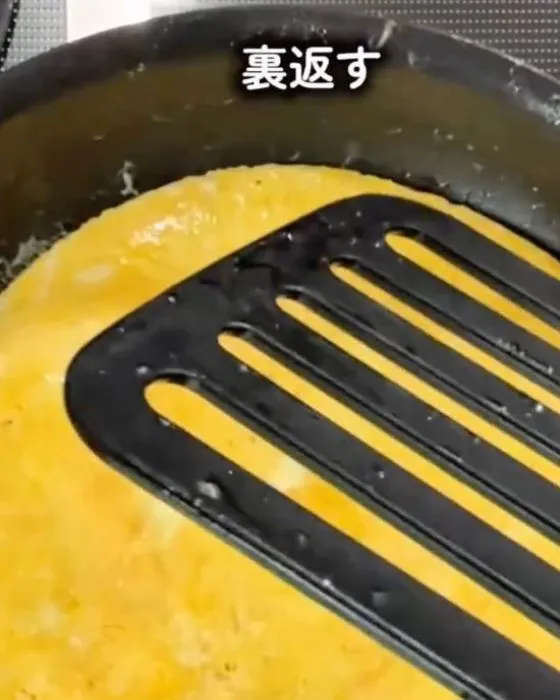 イングリッシュマフィンと卵をひっくり返している様子