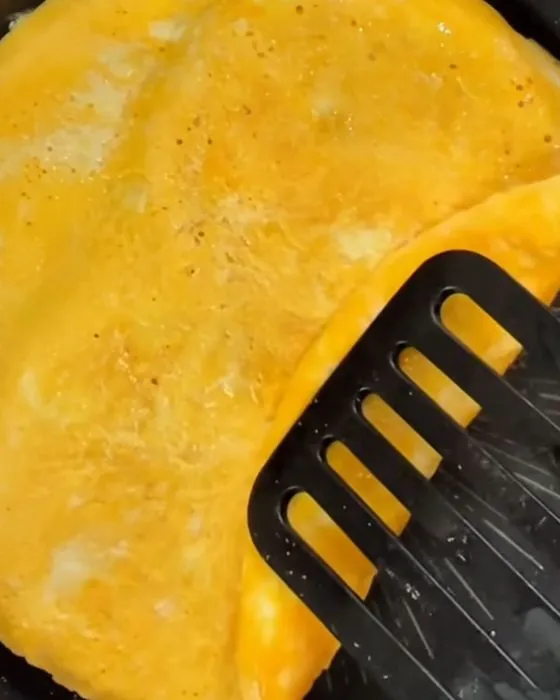 焼いた卵を折り畳んでいる様子