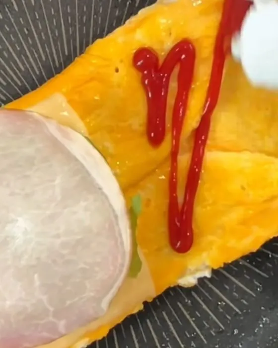 ケチャップで味つけをしている様子