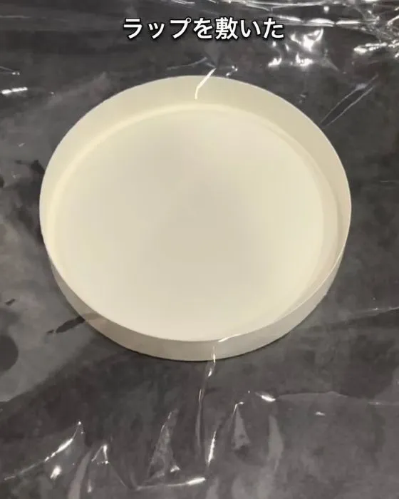 ポーションチーズの箱にラップを敷いた様子