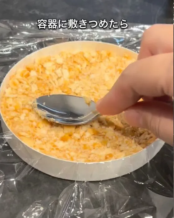 砕いたクラッカーを敷き詰めている様子