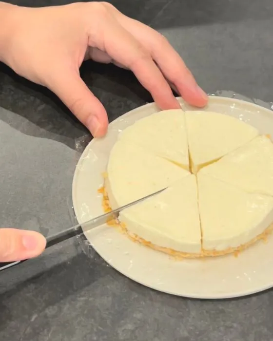 チーズケーキをカットしている様子