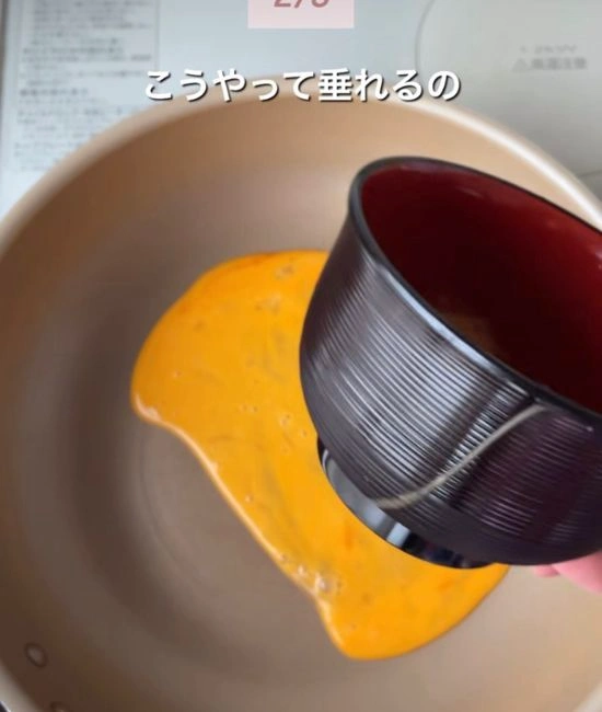 卵が垂れる様子