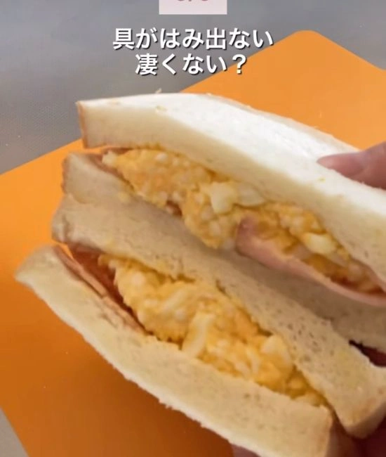 カットした卵サンド