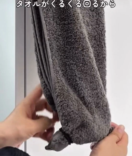 タオルの両端にヘアゴムをつける様子