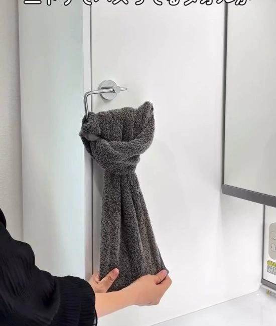 タオル掛けに結んだタオル