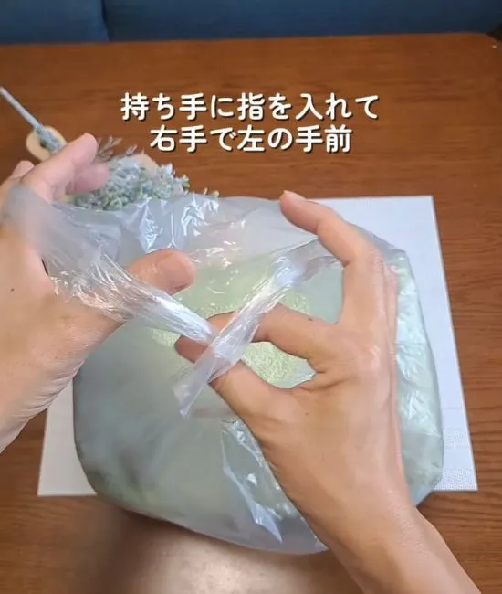 右手で左側の持ち手を掴む様子