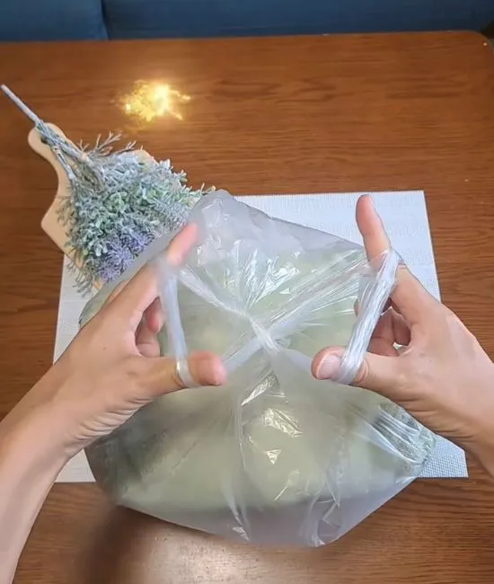 持ち手同士を引っ張る様子