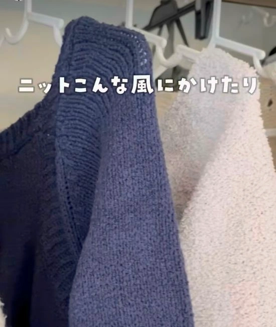 ハンガーにかけたニット
