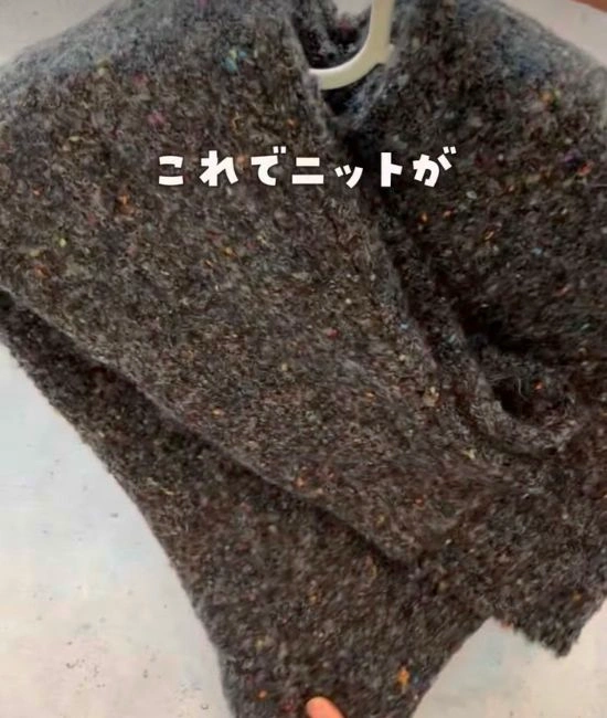 ハンガーにかかったニット