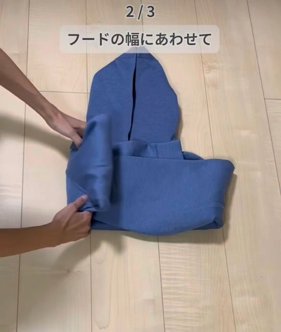 フードの幅に合わせて折る様子