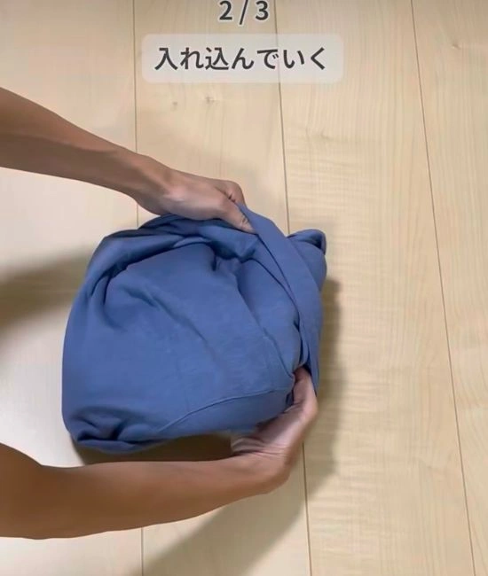 フード内に収める様子