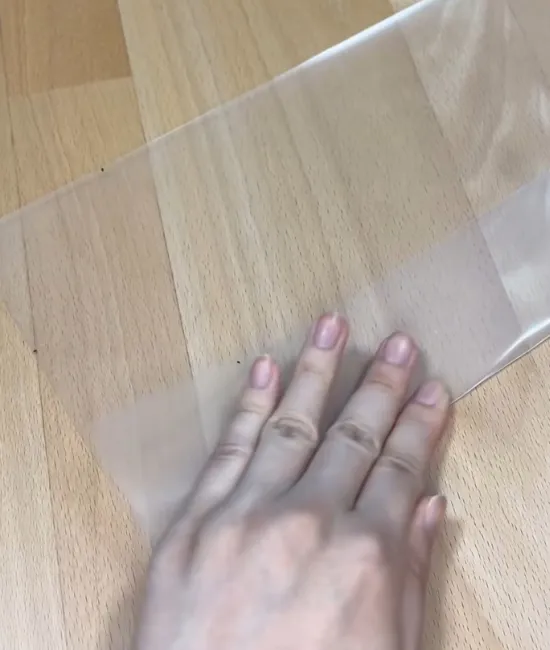 印に合わせて折る様子