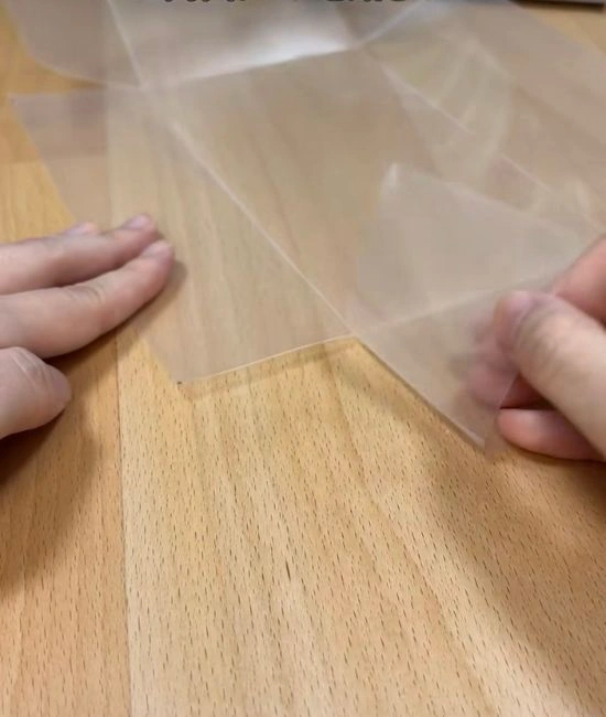 切り込みを入れたクリアファイル