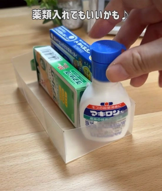 クリアケースに薬類を入れる様子