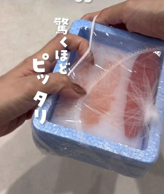 水切りネットを被せる様子