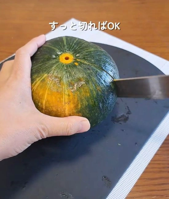 カボチャに包丁を入れる様子