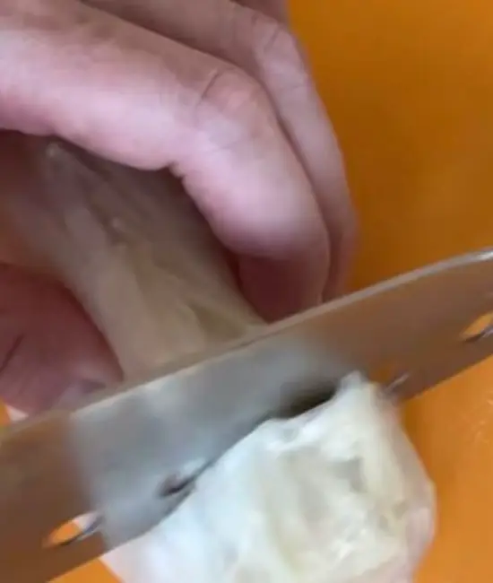 エノキを輪切りにする様子