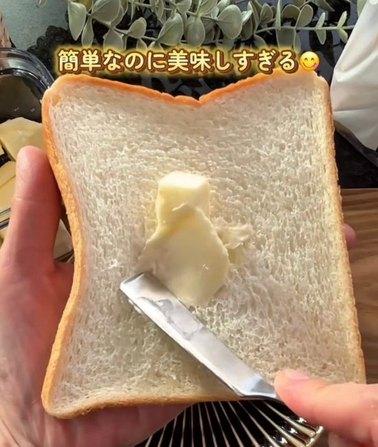 バターを塗る様子