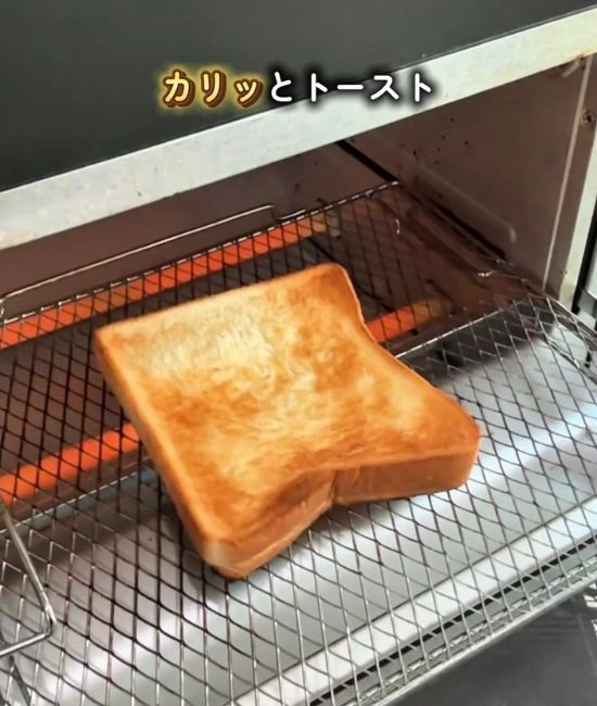 トースターで食パンを焼く様子