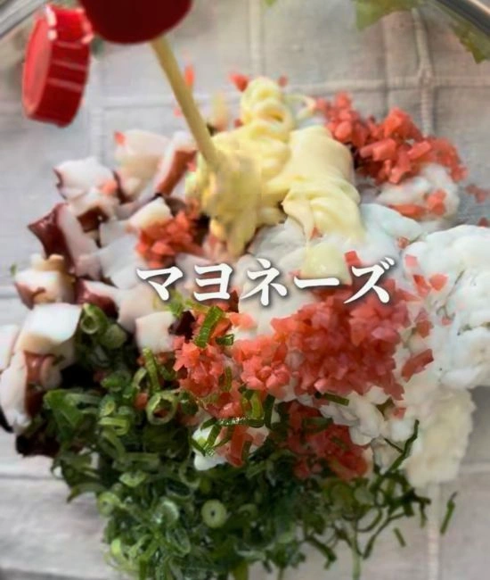 調味料や具材を入れる様子