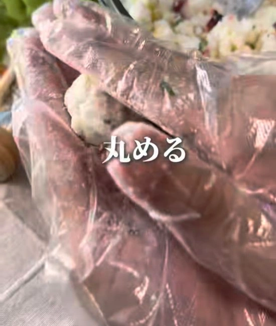 はんぺんを丸める様子