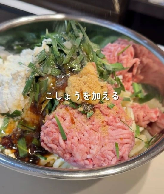 ボウルに具材を入れる様子