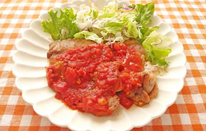 鶏肉のトマトソースがけの写真