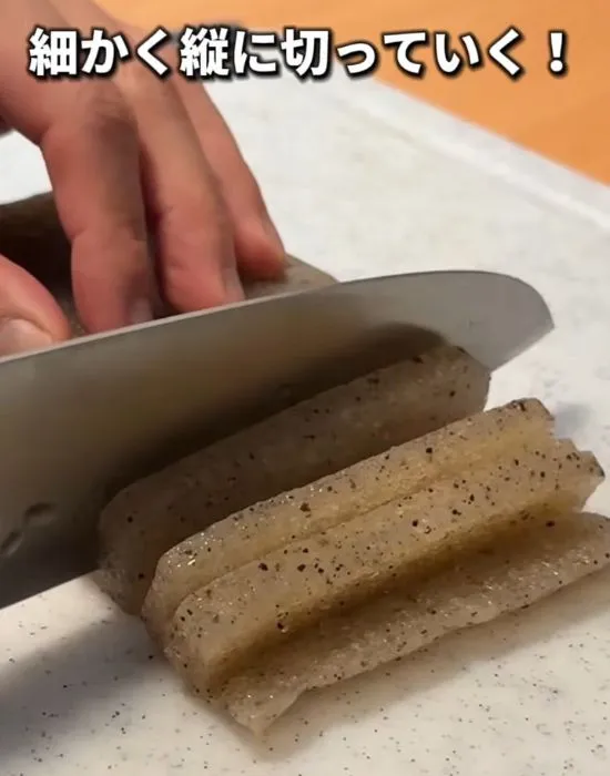 こんにゃくを切っている様子