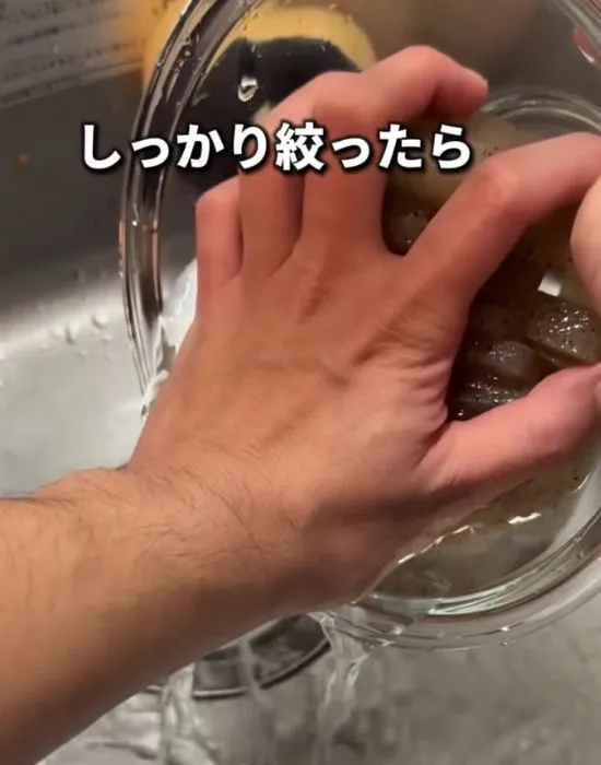こんにゃくを洗っている様子