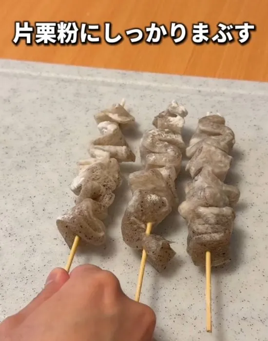 竹串に刺したこんにゃく