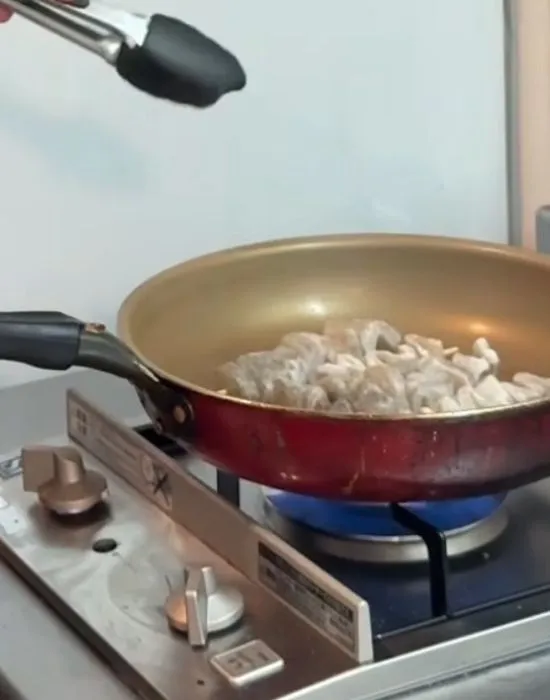 フライパンでこんにゃくを焼いている様子