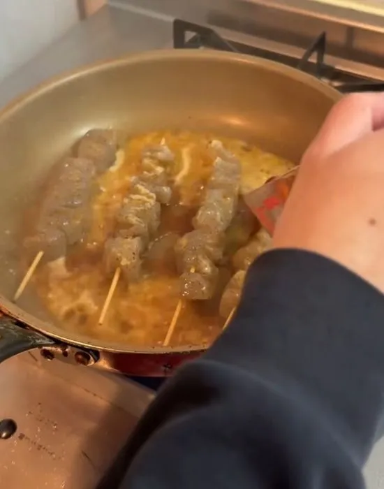 こんにゃくにたれをかけている様子