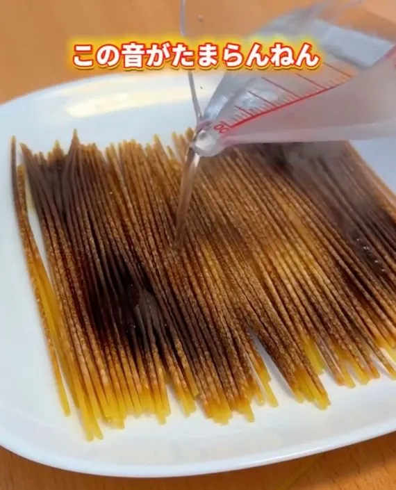 加熱したパスタに水をかけている様子