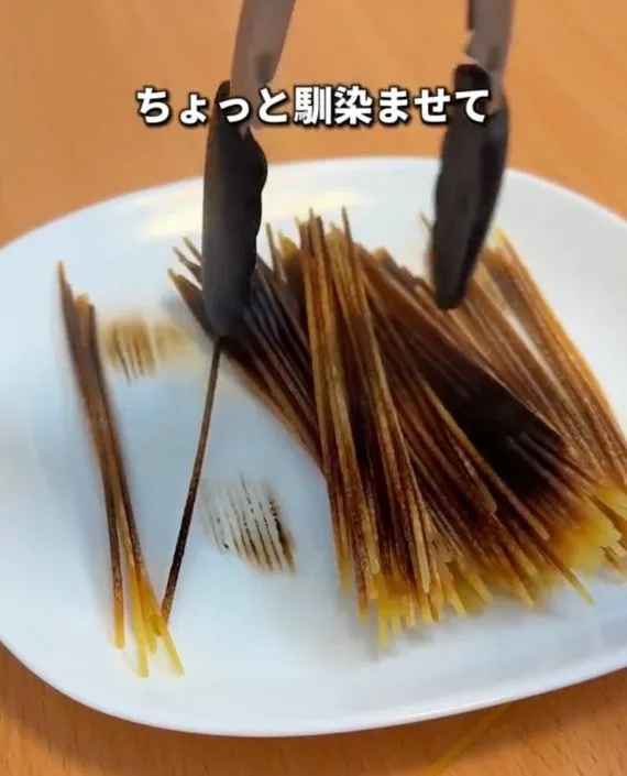 パスタと水をなじませている様子