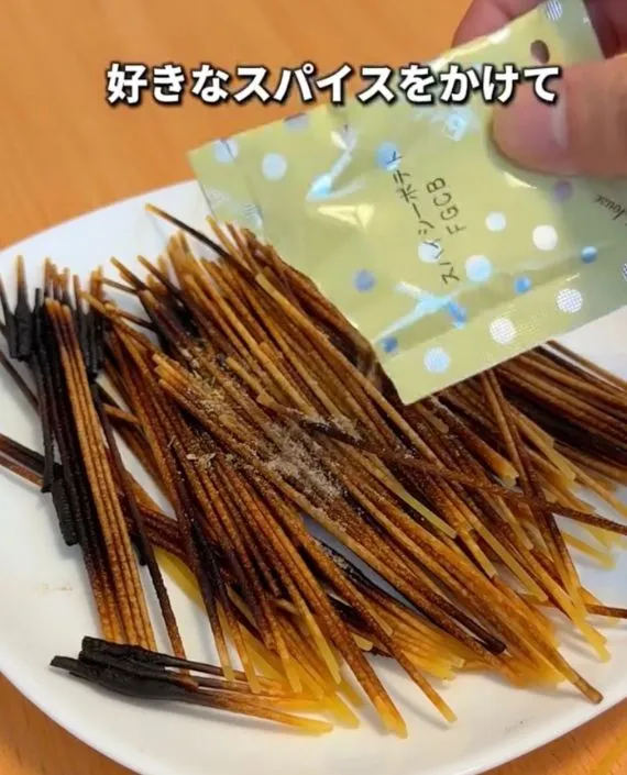 パスタに味つけをしている様子