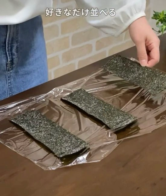 海苔を並べる様子