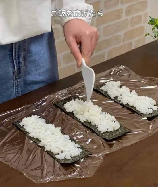 ご飯を広げる様子