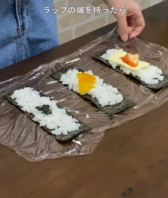 具材をのせる様子