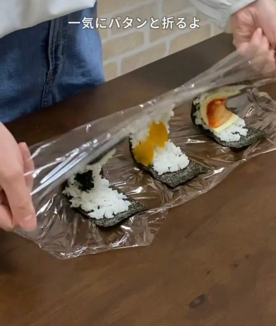 パタンと折る様子