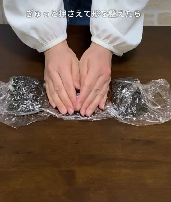 キュッキュッと押さえる様子