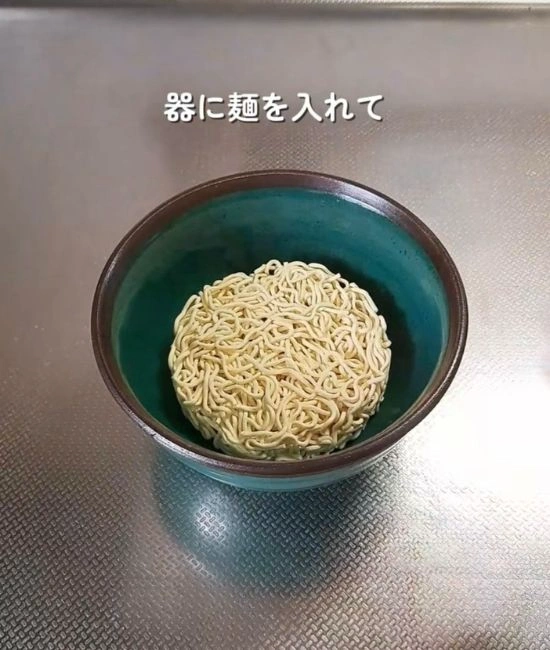 乾麺を入れる様子
