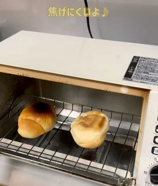 裏返したロールパン